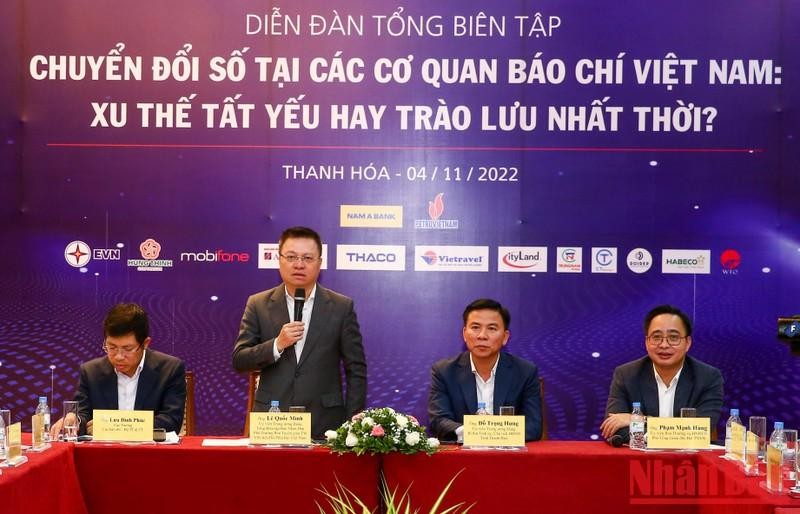 Editor-in-Chief of Nhan Dan (People) Newspaper Le Quoc Minh speaking at the forum.