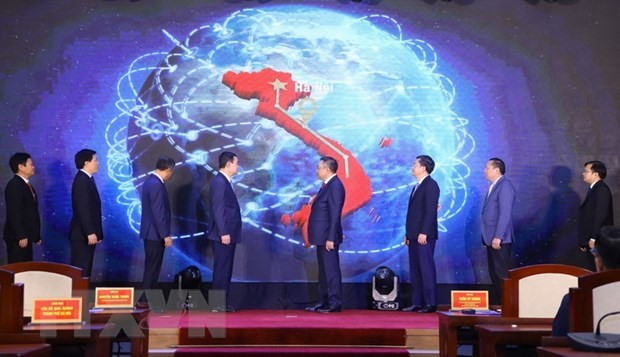 Delegates launch the city’s information systems and applications for common use (Photo: VNA)