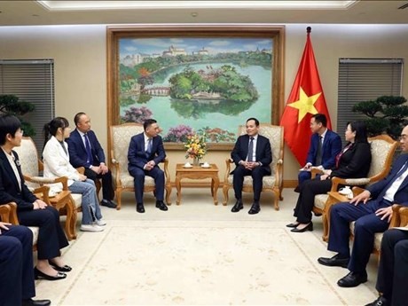 Deputy Prime Minister Tran Luu Quang (right) and Ye Liaoning, Chairman of the Sunny Optical Technology Group of China. (Photo: VNA)