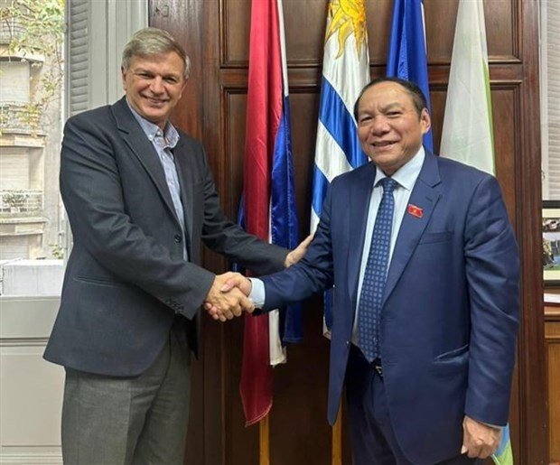 Vietnamese Minister of Culture, Sports and Tourism Nguyen Van Hung (R) and Secretary of Sports of Uruguay Sebastián Bauzá (Photo: VNA)