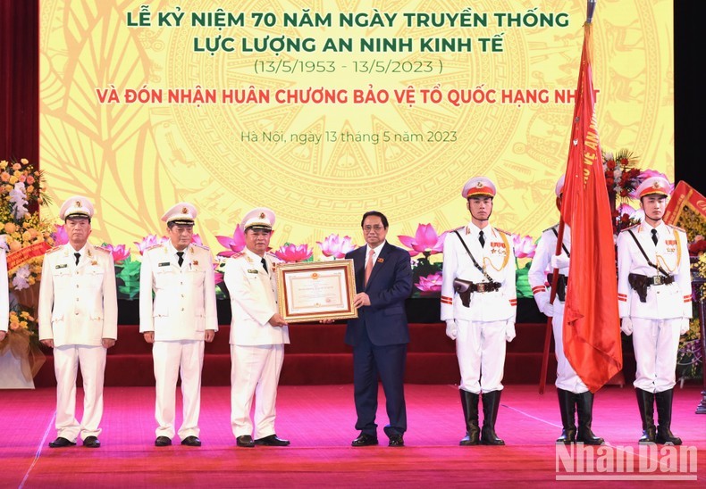 PM Pham Minh Chinh presents a first-class Fatherland Defence Order to the Economic Security Department under the Ministry of Public Security at the ceremony. (Photo: NDO)