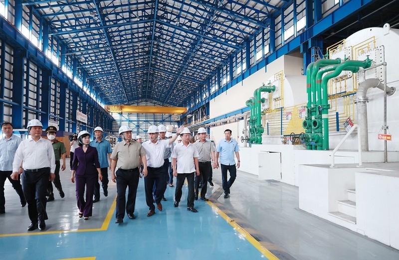 PM Pham Minh Chinh visits Mong Duong Thermal Power Company (Photo: Duong Giang)