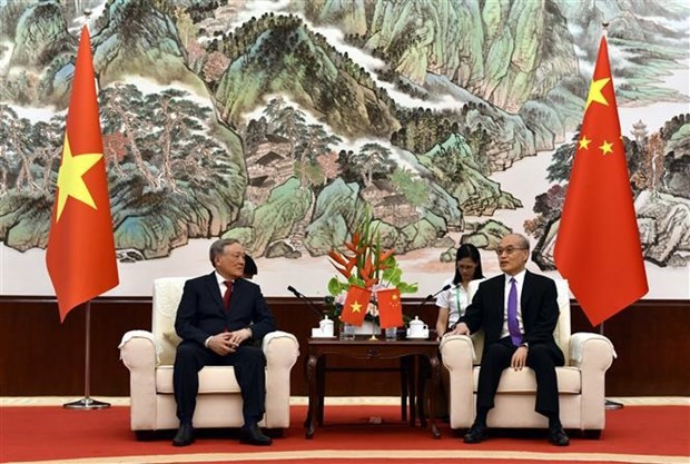 Chief Justice of the Supreme People's Court Nguyen Hoa Binh meets with President of the Supreme People's Court of China Zhang Jun in Nanning, the Guangxi Zhuang Autonomous Region. (Photo: VNA)