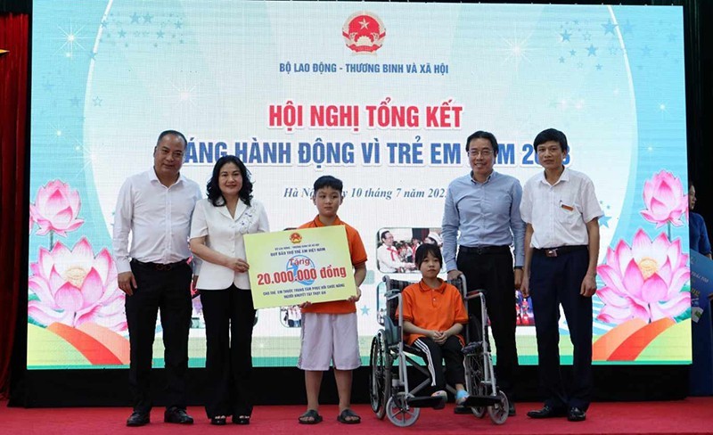 Deputy Minister Nguyen Thi Ha gives gifts to children at Thuy An Rehabilitation Centre for People with Disabilities in Hanoi's Ba Vi District. (Photo: Molisa)