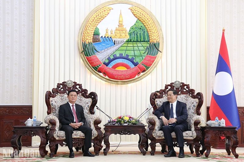 Lao National Assembly President Xaysomphone Phomvihane (R) receives Secretary of the Nghe An Party Committee and Chairman of the provincial People's Council Thai Thanh Quy. (Photo: NDO)