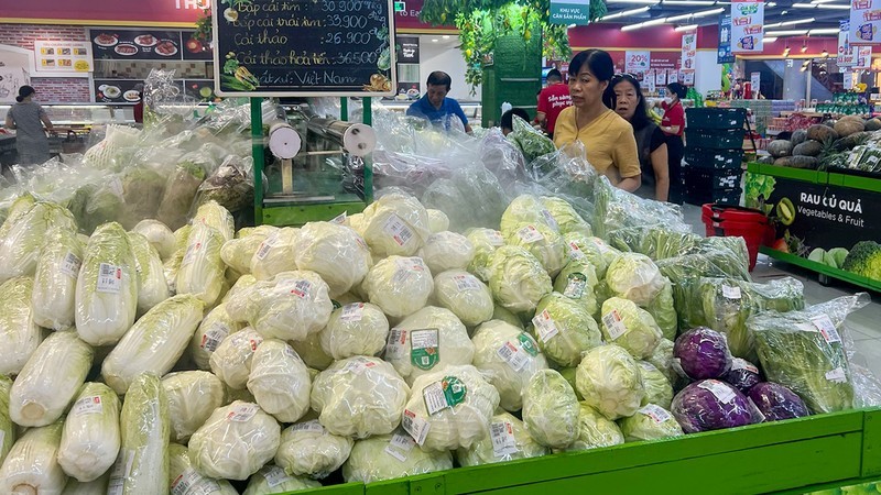 Consumers shopping at Winmart Da Nang supermarket. (Photo: DANG DUY)