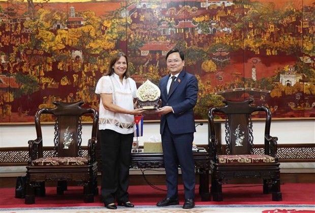 Vice President of the Cuban National Assembly (NA) of People’s Power Ana Maria Machado (left) and Secretary of the provincial Party Committee Nguyen Anh Tuan. (Photo: VNA)