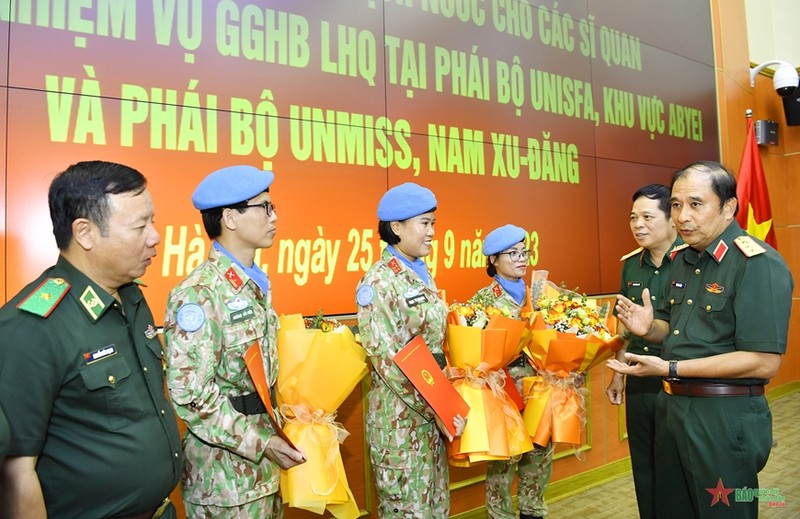 At the decision hand-over ceremony. (Photo: qdnd.vn)