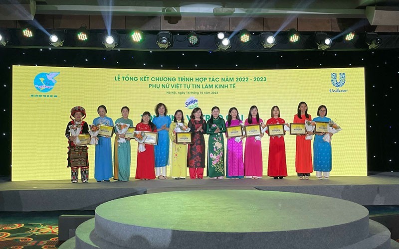 The top ten outstanding Vietnamese women honoured at the ceremony. (Photo: NDO)