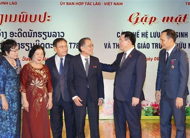 NA Chairman Vuong Dinh Hue (second from right) meets with former teachers and students of T78 Friendship School. (Photo: VNA)