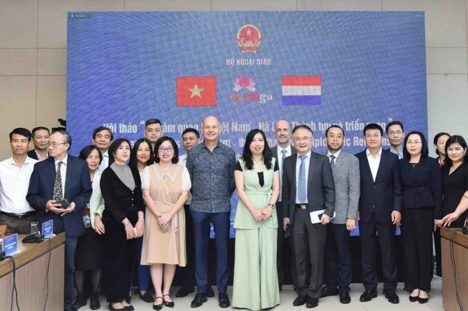 Vietnamese Deputy Minister of Foreign Affairs Le Thi Thu Hang and delegates at the workshop.