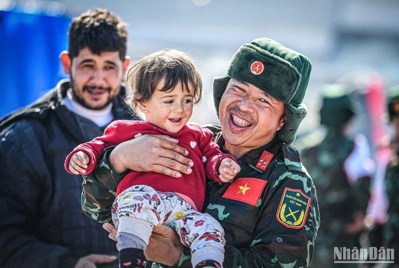 The photo entitled “Smile in the epicentre of the Turkish earthquake” by Tran Thanh Dat from Nhan Dan Newspaper, submitted to the contest.