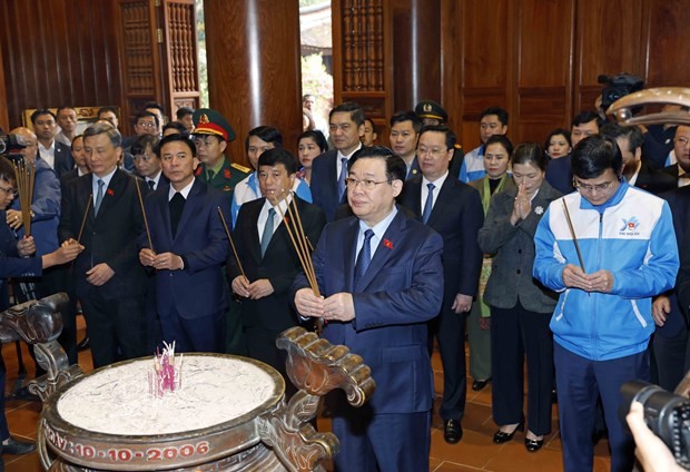 Chairman of the National Assembly Vuong Dinh Hue and officials offer incense in commemoration of President Ho Chi Minh at the special national relic site of Kim Lien on February 25. (Photo: VNA)