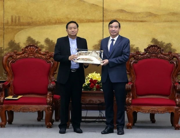  Chairman of the municipal People’s Committee Le Trung Chinh (R) presents souvenir to Governor Supasit Kocharoenyos (Photo: VNA)