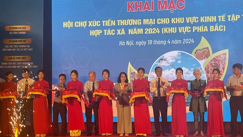 At the opening ceremony of the trade fair. (Photo: NDO)