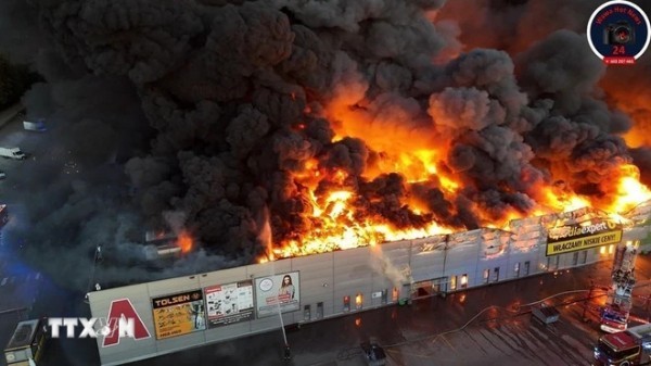 The fire breaks out at a shopping center in Warsaw, Poland, at 3:30 AM on May 12. (Photo: Wawa Hot News 24/VNA)