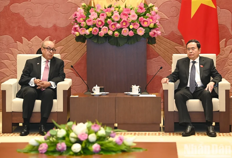 NA Chairman Tran Thanh Man (right) receives Najib El-Khadi, Secretary-General of Morocco’s House of Representatives and President of the Association of Secretaries General of Parliaments (ASGP). (Photo: NDO)