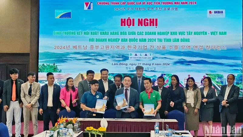 RoK and Central Highlands enterprises sign MoU. (Photo: NDO)