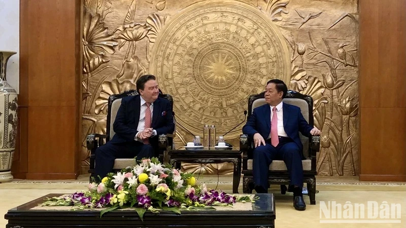 Politburo member Nguyen Trong Nghia (right) and US Ambassador Marc Knapper at their meeting in Hanoi on August 7 morning. (Photo: NDO)