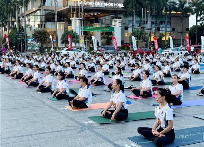 People attend the 10th International Yoga Day in Quy Nhon city, the central province of Binh Dinh on August 17. (Photo: VNA)