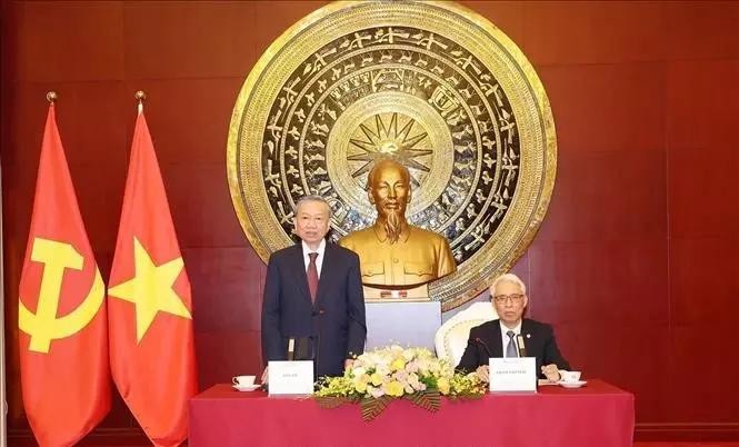 Party General Secretary and State President To Lam (standing) talks with the staff of the Vietnamese Embassy and representatives of the Vietnamese community in China. (Photo: VNA)