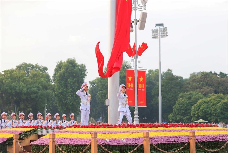 The flag-raising ceremony held to commemorate the 79th anniversary of Vietnam’s National Day (September 2, 1945 – 2024) at Ba Dinh Square in Hanoi (Photo: VNA)