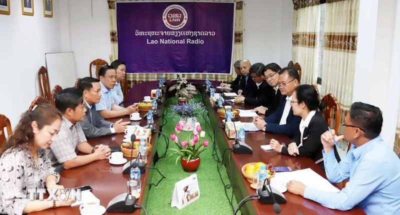 At the courtesy call by a delegation of the Vietnam Journalists Association to Lao Deputy Minister of Information, Culture and Tourism Vansy Kuamua. (Photo: VNA)