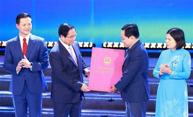 Prime Minister Pham Minh Chinh hands over the decision approving Bac Ninh's master plan for 2021-2023, with a vision to 2050. (Photo: VNA)