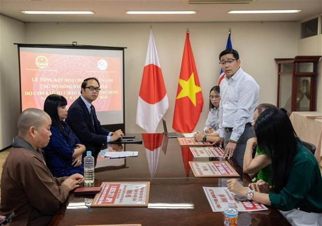 Representatives from Vietnamese Embassy and associations in Japan at the meeting to review the donation campaign to support typhoon victims. (Photo: VNA)