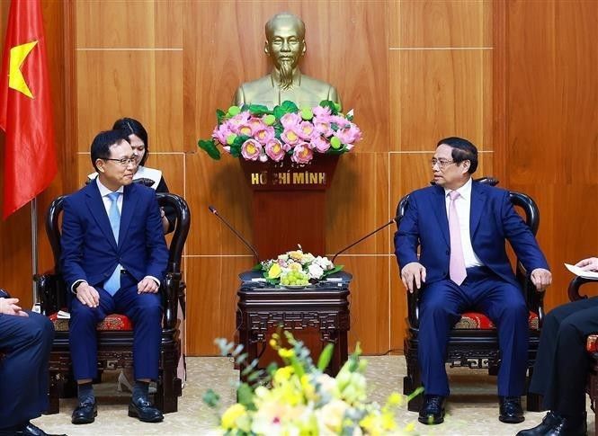 PM Pham Minh Chinh meets with General Director of Samsung Vietnam Choi Joo Ho (Photo: VNA)