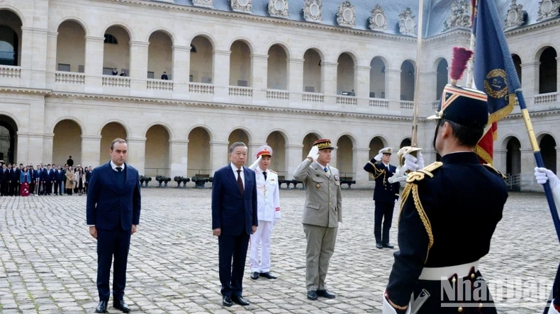 Party General Secretary and State President To Lam (R) reviews the guard of honour. (Photo: NDO)