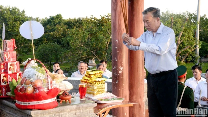 Party General Secretary and State President To Lam offers incense to fallen heroes (Photo: NDO)