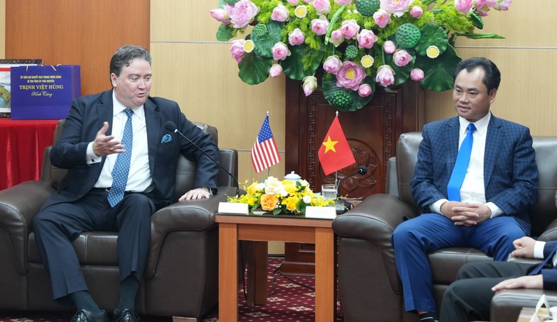 US Ambassador to Vietnam Marc E. Knapper (L) speaks at the meeting. (Photo: thainguyen.dcs.vn)