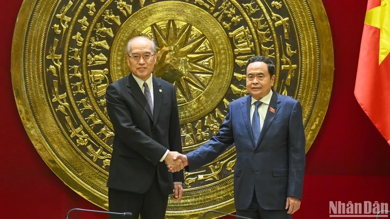 National Assembly (NA) Chairman Tran Thanh Man (right) and President and Chief Justice of the Supreme People's Court of China Zhang Jun (Photo: NDO)