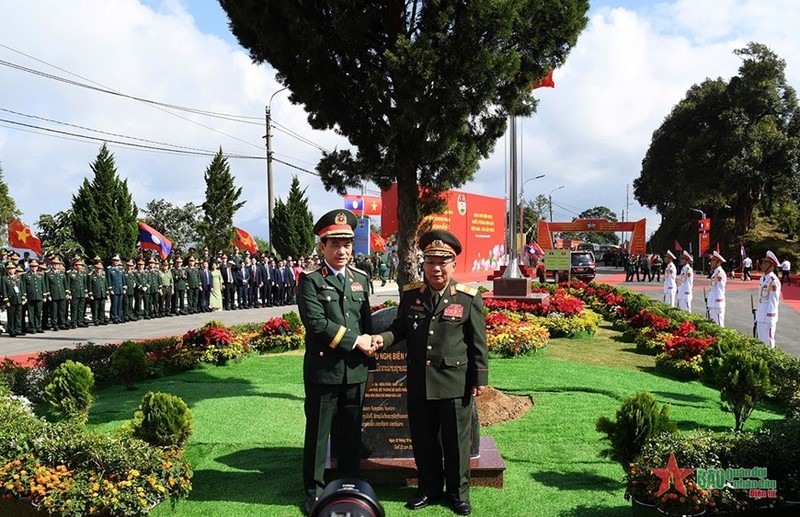 Vietnamese Minister of National Defence General Phan Van Giang (left) and Lao Deputy Prime Minister and Minister of National Defence Chansamone Chanyalath plant a tree at the exchange event. (Photo: VNA)