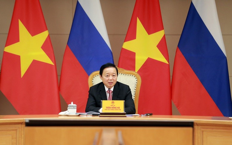 Deputy Prime Minister Tran Hong Ha at the phone talks with his Russian counterpart Dmitry Nikolayevich Chernyshenko on October 22 (Photo: VGP)