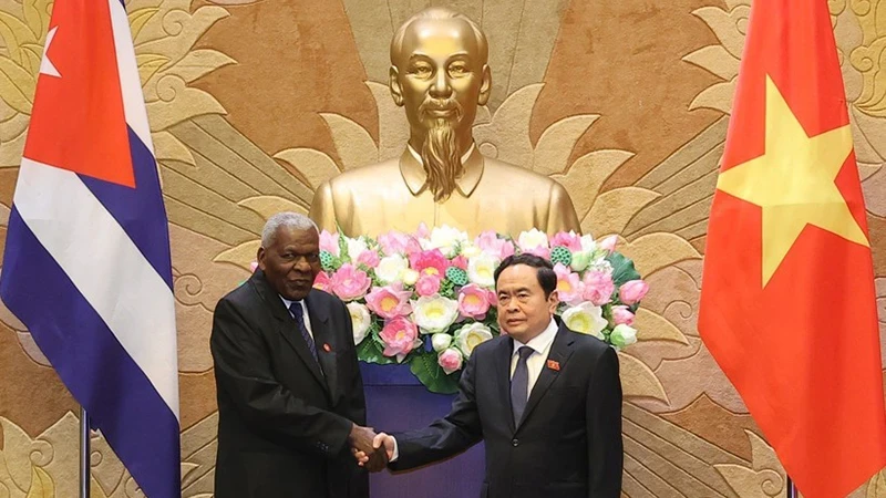 President of the National Assembly of People's Power of Cuba Esteban Lazo Hernandez (L) shakes hands with NA Chairman Tran Thanh Man in July 2024. (Photo: VNA)