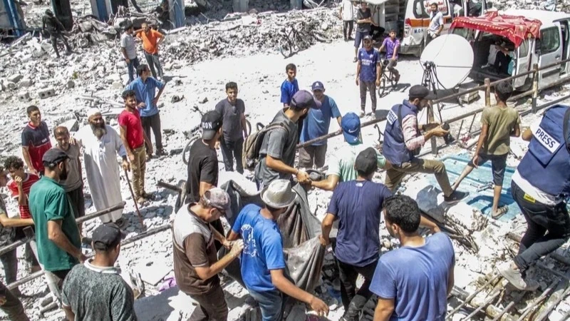 People search for victims under the rubble of a school destroyed after an Israeli airstrike on the Gaza Strip on August 20, 2024. (Illustrative image: Xinhua/VNA)