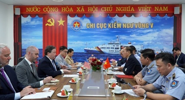 US Ambassador to Vietnam Marc E. Knapper and Deputy Minister of Agriculture and Rural Development Phung Duc Tien at the Department of Fisheries Surveillance (DFIRES) Training Facility, Region 5 in Phu Quoc city, the southern province of Kien Giang. (Photo: VNA)