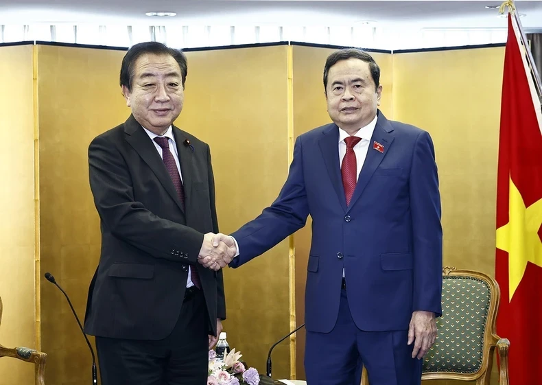 NA Chairman Tran Thanh Man (right ) and President of the Constitutional Democratic Party of Japan Noda Yoshihiko at their meeting in Tokyo on December 6. (Photo: VNA)