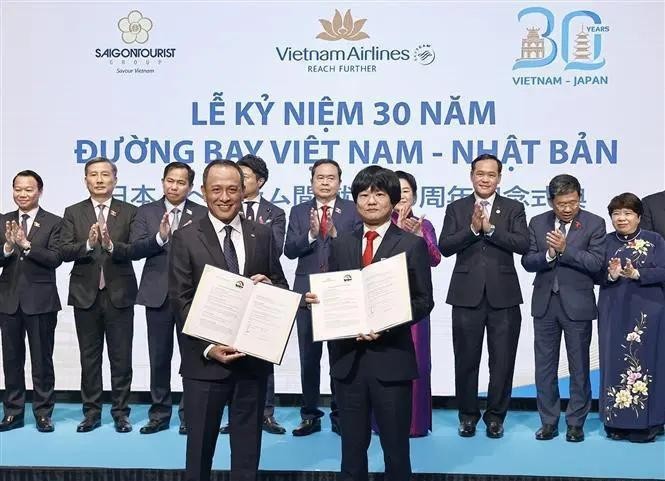 Chairman of the Vietnamese National Assembly Tran Thanh Man (centre, second row) witnesses Vietnamese, Japanese companies exchanging MoU on cooperation (Photo: VNA)