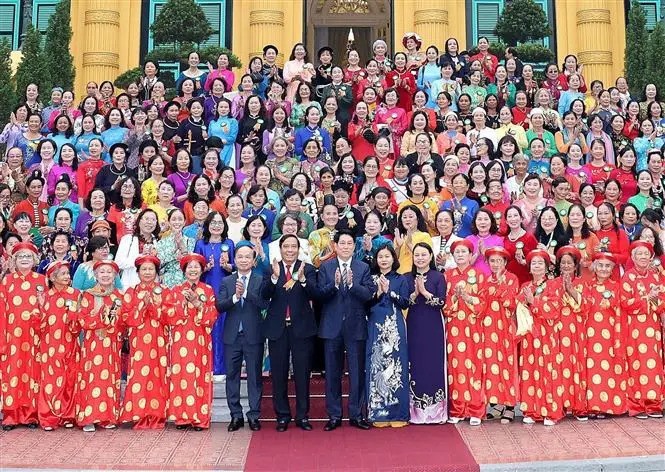 State President Luong Cuong and the delegation of distinguished senior women. (Photo: VNA)