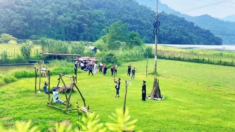 Tourists join in cultural activities of ethnic minorities in Ba Be Lake area. (Photo: Thu Trang)