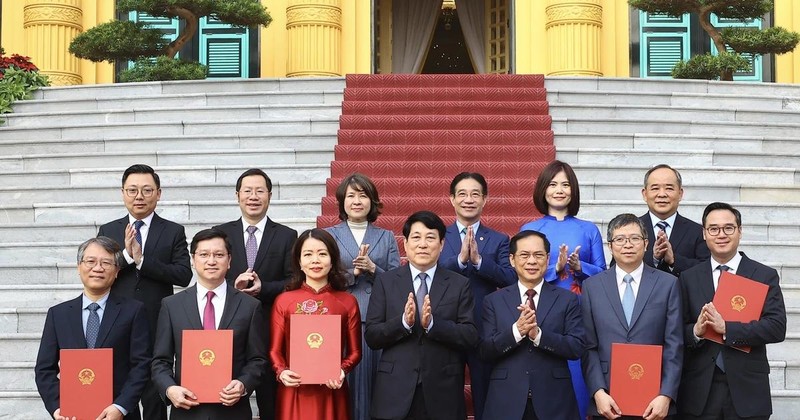 State President Luong Cuong (centre) and the newly-promoted ambassadors (Photo: VNA)