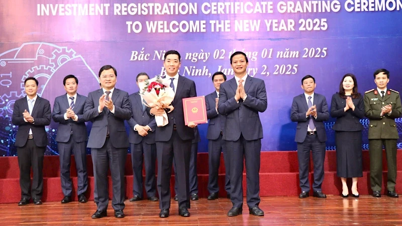 Leaders of Bac Ninh Province present Investment Certificates to enterprises.