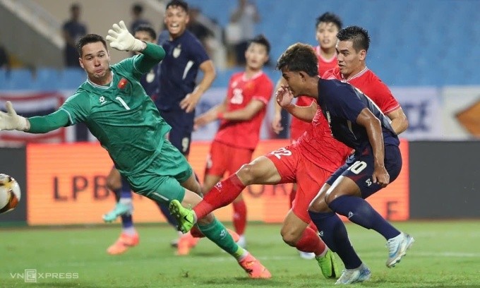 The moment Suphanat Mueanta (No. 10) scored in Thailand's 2-1 friendly win over Vietnam at My Dinh Stadium, Hanoi, on the evening of September 10, 2024. (Photo: Hieu Luong)