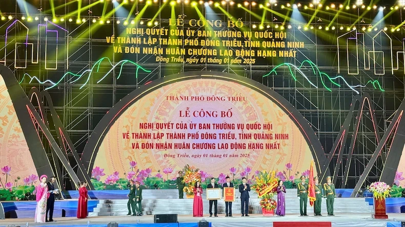 Vice Chairwoman of the National Assembly Nguyen Thi Thanh presents the First-Class Labour Order and the Resolution of the National Assembly Standing Committee on the establishment of Dong Trieu City.