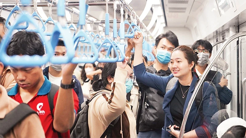 Metro Line 1 attracts a large number of passengers who are students and office workers. (Photo: THE ANH)