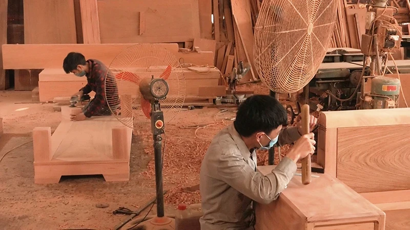 Thai Yen village carpenters