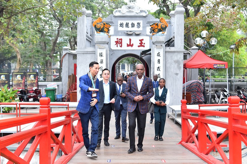 Togolese Foreign Minister Robert Dusse visits Ngoc Son Temple Special National Relic Site